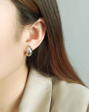 Load image into Gallery viewer, Pure 18K Two-tone Water Drop Gold Earrings, Simple and Stylish Earrings, U Shape Earrings, Gold Hoop Earrings, Minimalist Earrings Gold