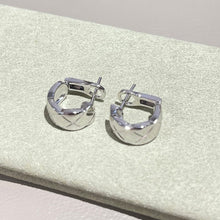 Load image into Gallery viewer, Crush Earrings in 18k White Gold, Quilted Hoop Earrings, Luxury Gift for Her, Minimalist Fine Jewelry, Elegant Everyday Earrings